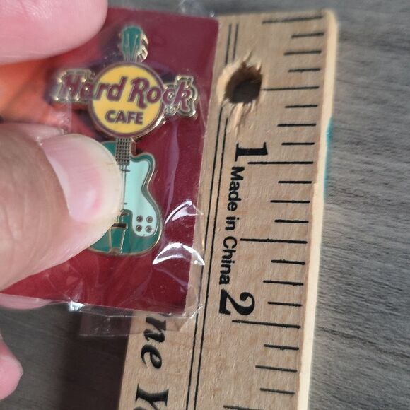 Hard Rock Cafe Collector’s Pin – Guitar Design - Picture 5 of 5